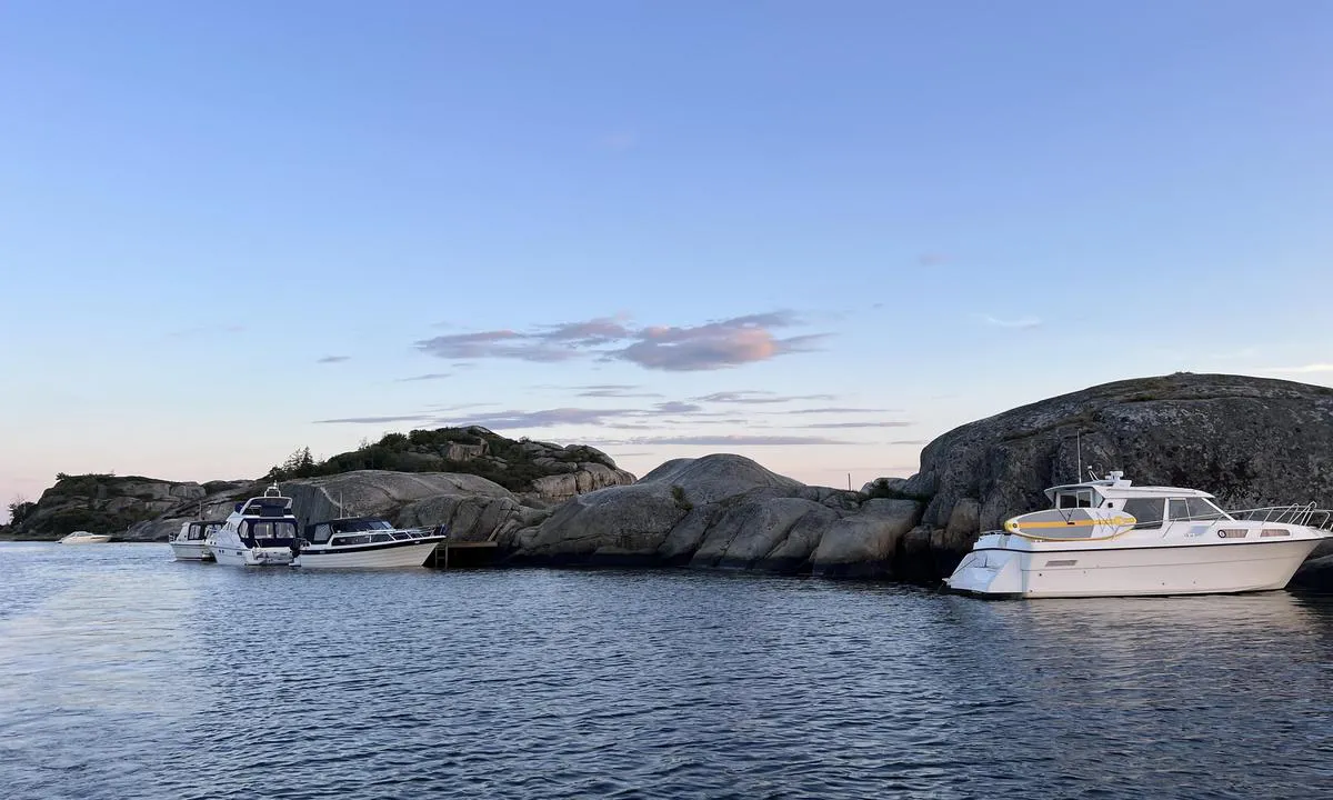 Sør i Ommane - Ølbergholmen: {"base": "no", "no": "Holmer i bukten. Trebrygger langs fjellet p\u00e5 en av holmene. Bolter i fjellet, mulig med dregg ut ogs\u00e5. Jolletur over sundet til flott sandstrand. Flotte glattskurte svaberg.", "se": "Holmar i bukten. Tr\u00e4bryggor l\u00e4ngs berget p\u00e5 en av holmarna. Bultar i berget, m\u00f6jligt med ankare ut ocks\u00e5. Jollertur \u00f6ver sundet till fin sandstrand. Fina sl\u00e4tskurade klippor.", "en": "Islets in the bay. Wooden docks along the rock face on one of the islets. Bolts in the rock, also possible with an anchor out. Dinghy trip across the strait to a beautiful sandy beach. Beautiful smooth rock surfaces.", "da": "Holme i bugten. Tr\u00e6broer langs fjeldet p\u00e5 en af holmene. Bolte i fjeldet, muligt med anker ud ogs\u00e5. Jolle-tur over sundet til flot sandstrand. Smukke glatskurede klippeflader."}