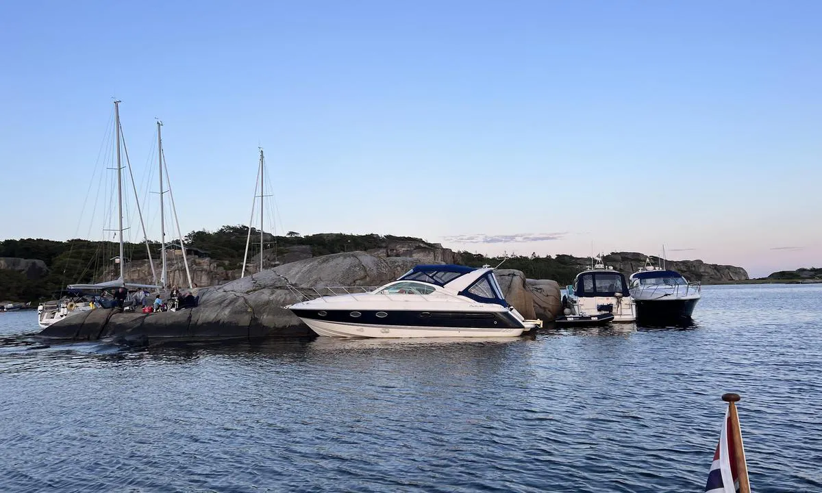 Sør i Ommane - Ølbergholmen: {"base": "no", "no": "Holmer i bukten. Fort\u00f8yning longside ved en av holmene. Bolter i fjellet. Ogs\u00e5 mulig med dregg ut. Jolletur over sundet til flott sandstrand. Flotte glattskurte svaberg.", "se": "Holmar i bukten. F\u00f6rt\u00f6jning l\u00e5ngsides vid en av holmarna. Bultar i berget. Ocks\u00e5 m\u00f6jligt med draggen ute. Jolleutflykt \u00f6ver sundet till en fin sandstrand. Fina sl\u00e4tskurade klippor.", "en": "Islets in the bay. Mooring alongside one of the islets. Bolts in the rock. Also possible with an anchor out. Dinghy trip across the strait to a beautiful sandy beach. Stunning smooth rock formations.", "da": "Holmer i bugten. Fort\u00f8jning langs siden ved en af holmene. Bolte i fjeldet. Ogs\u00e5 muligt med anker ud. Jollesejlads over sundet til flot sandstrand. Flotte glatskurede klipper."}