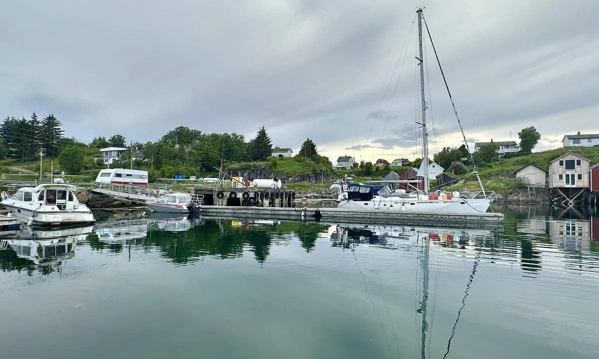 Sørarnøy: {"base": "no", "no": "Det st\u00e5r reservert for ambulanseb\u00e5t men dette stemmer ikke. Hele kaia 24 meter x 2 er gjestebrygge", "se": "Det st\u00e5r reserverat f\u00f6r ambulansb\u00e5t men detta st\u00e4mmer inte. Hela kajen 24 meter x 2 \u00e4r g\u00e4stbrygga", "en": "It says reserved for the ambulance boat, but this is not correct. The entire quay, 24 meters x 2, is a guest pier.", "da": "Det st\u00e5r reserveret til ambulanceb\u00e5d, men dette passer ikke. Hele kajen, 24 meter x 2, er g\u00e6stebro."}