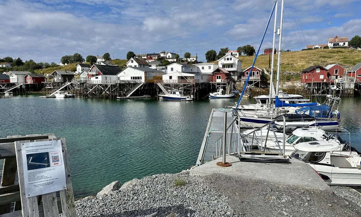 Sørarnøy: Arnøyene Båtforening gjesteplasser. Ikke strøm og vann
