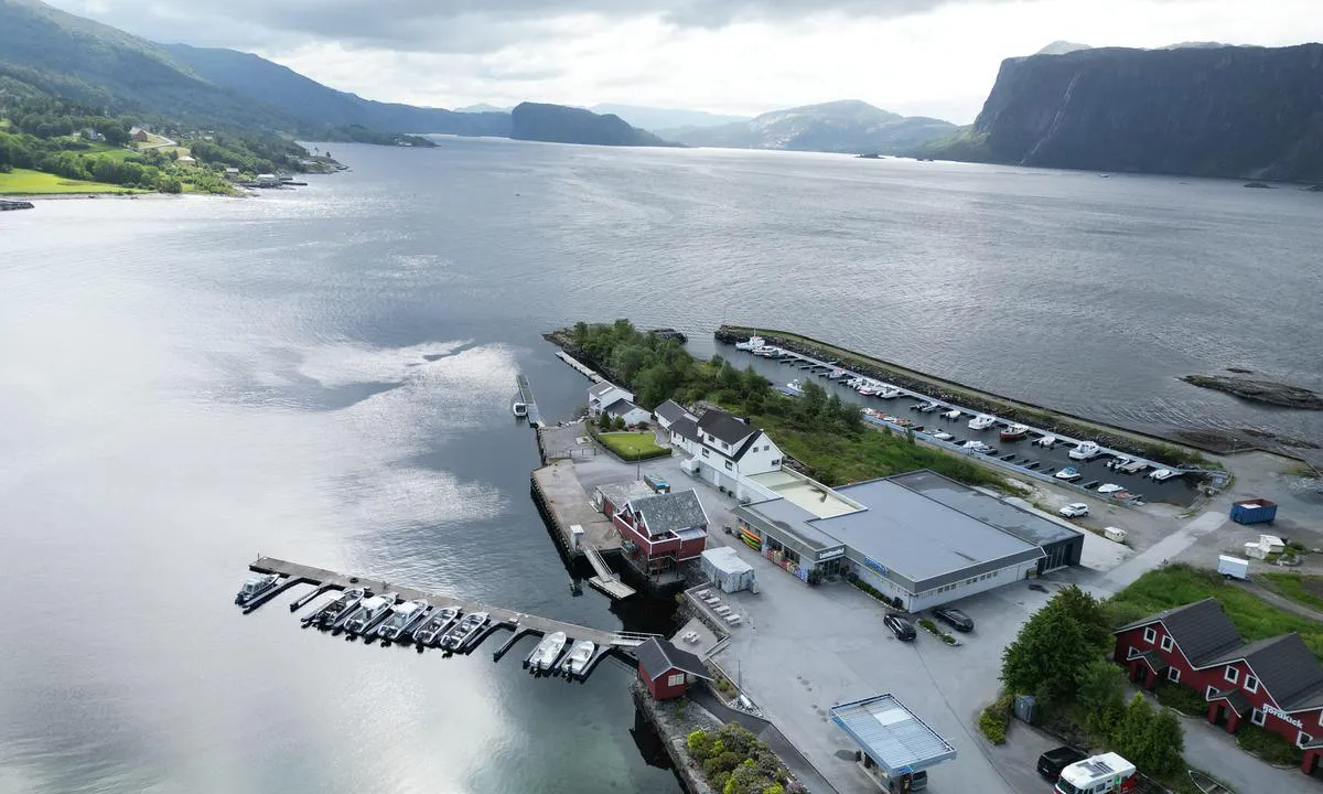 Sørbøvåg Brygge: {"base": "no", "no": "Gjestekai, drivstoff-fylling ved flytebrygge, og matbutikk", "se": "G\u00e4stbrygga, tankning av drivmedel vid flytbrygga och livsmedelsbutik", "en": "Guest quay, fuel filling at floating dock, and grocery store", "da": "G\u00e6stekaj, br\u00e6ndstofp\u00e5fyldning ved flydebro, og dagligvarebutik"}