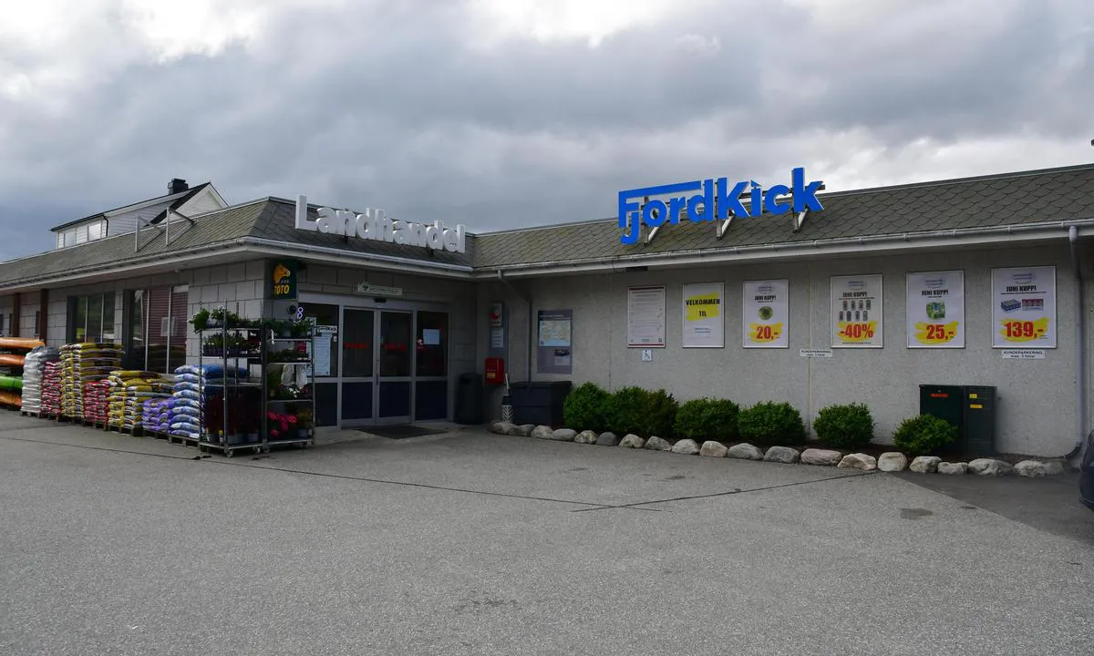 Sørbøvåg Brygge: {"base": "no", "no": "Matbytikk", "se": "Livsmedelsbutik", "en": "Grocery store", "da": "Dagligvarebutik"}
