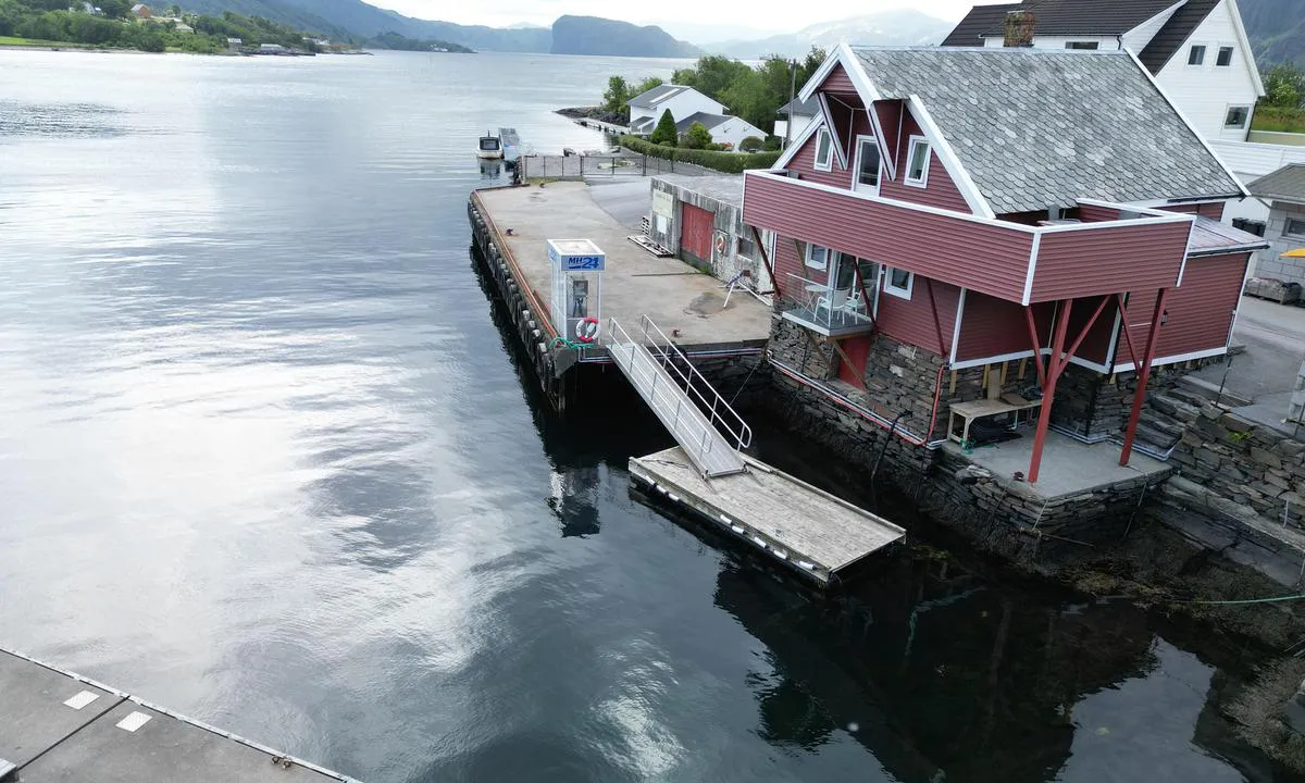 Sørbøvåg Brygge: {"base": "no", "no": "Drivstoffylling kortautomat og flyterbygge", "se": "Br\u00e4nslep\u00e5fyllning kortautomat och flytbrygga", "en": "Fuel filling card machine and floating jetty", "da": "Br\u00e6ndstofp\u00e5fyldning kortautomat og flydebro"}