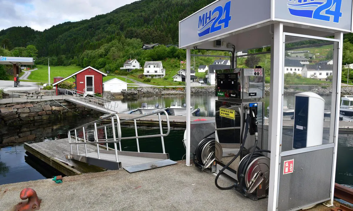 Sørbøvåg Brygge: {"base": "no", "no": "Tilgang til b\u00e5de diesel og bensin via kortautomat", "se": "Tillg\u00e5ng till b\u00e5de diesel och bensin via kortautomat", "en": "Access to both diesel and petrol via card machine.", "da": "Adgang til b\u00e5de diesel og benzin via kortautomat"}