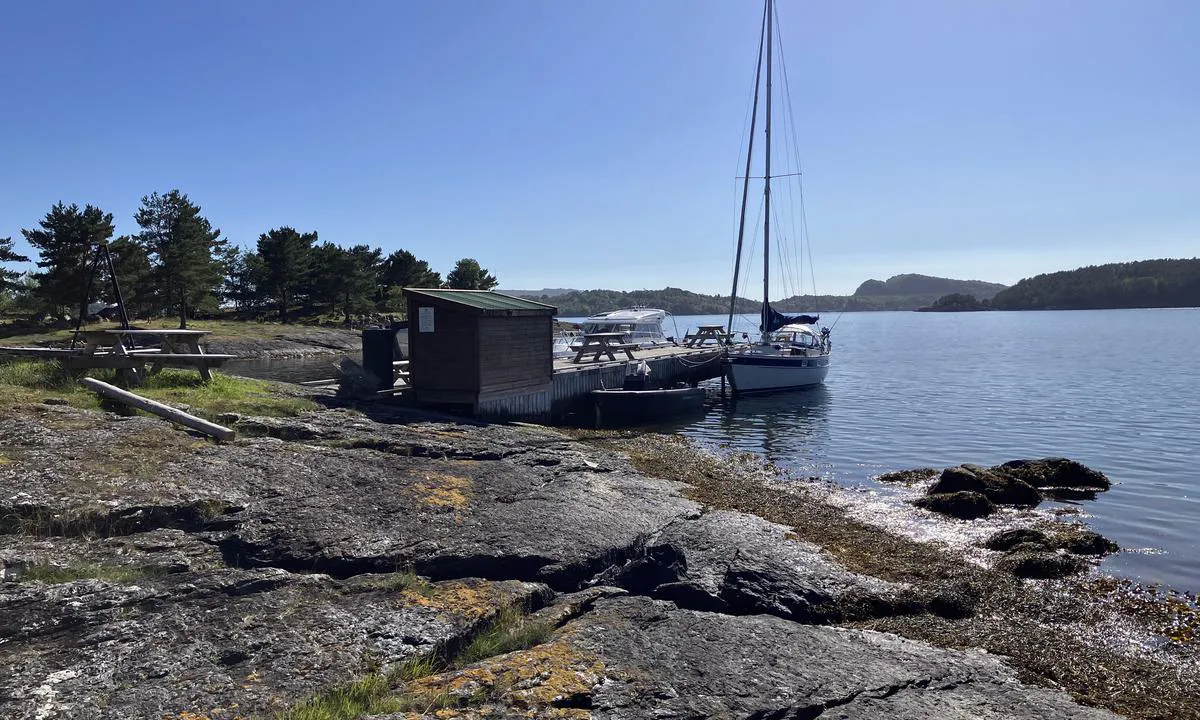 Søre Børøyholmen: {"base": "no", "no": "Grillplass og Milj\u00f8stasjon", "se": "Grillplats och Milj\u00f6station", "en": "Barbecue area and Environmental station", "da": "Grillplads og Milj\u00f8station"}