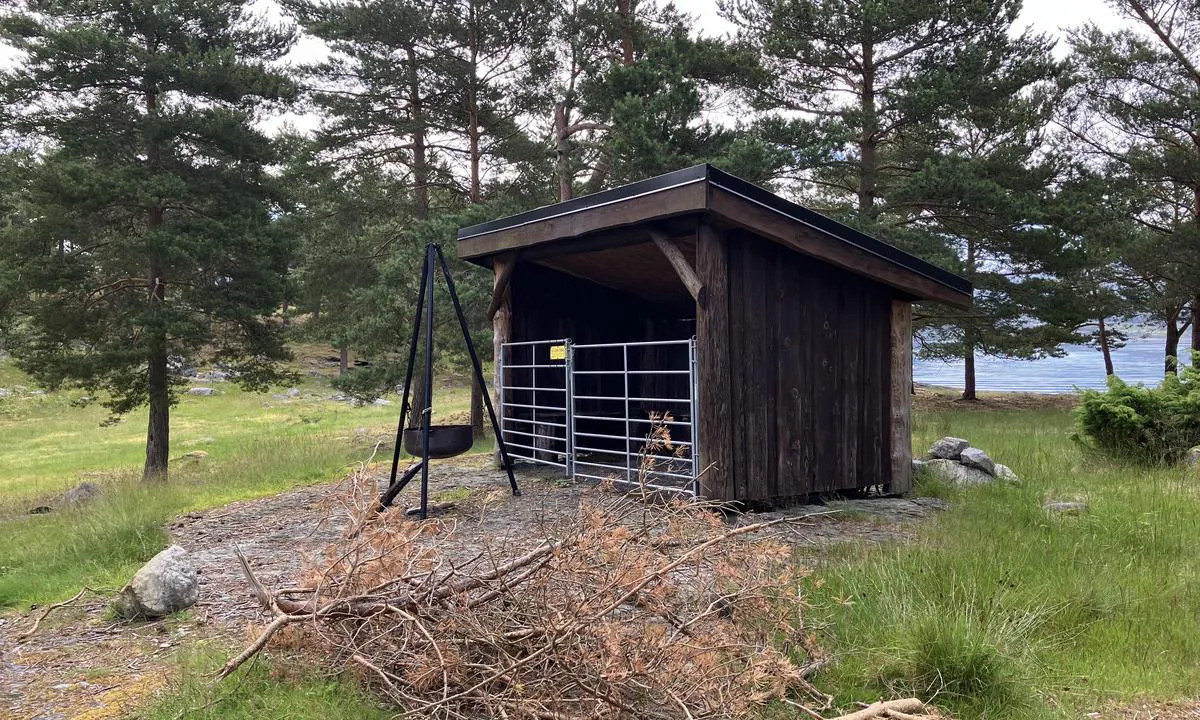 Søre Børøyholmen: {"base": "no", "no": "Grillplass.Her er det av og til litt ved \u00e5 bruke", "se": "Grillplats. H\u00e4r finns det ibland lite ved att anv\u00e4nda", "en": "Barbecue area. Here there is occasionally some firewood to use.", "da": "Grillplads. Her er der af og til lidt br\u00e6nde at bruge"}