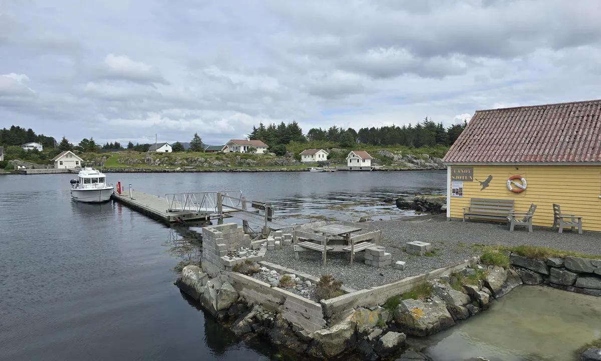 Søre fanøyvåg: {"base": "no", "no": "Nydelig sted med selvbetjent butikk og fine turstier", "se": "Underbar plats med sj\u00e4lvbetj\u00e4nad butik och fina vandringsleder", "en": "Beautiful place with a self-service store and nice hiking trails", "da": "Smukt sted med selvbetjent butik og fine vandrestier"}