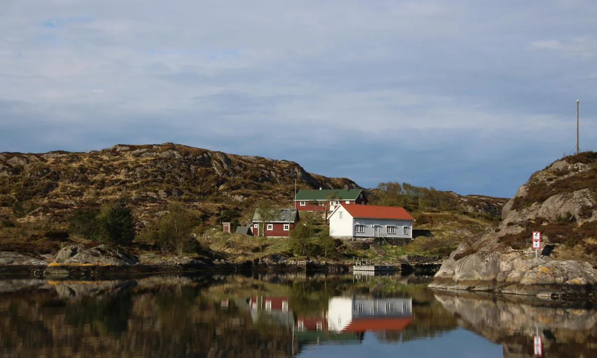 Søre Gladvær: {"base": "no", "no": "Koselig lagune, men v\u00e6r litt obs ved innseilingen. Litt grunn enkelte plasser inn.", "se": "Mysig lagun, men var lite uppm\u00e4rksam vid inseglingen. Lite grund vissa st\u00e4llen in.", "en": "Cozy lagoon, but be a bit cautious when entering. Slightly shallow in some spots.", "da": "Hyggelig lagune, men v\u00e6r lidt opm\u00e6rksom ved indsejlingen. Lidt lavt enkelte steder.", "fr": "Lagune agr\u00e9able, mais soyez un peu prudent \u00e0 l'entr\u00e9e. Peu profond \u00e0 certains endroits.", "de": "Gem\u00fctliche Lagune, aber seien Sie bei der Einfahrt vorsichtig. An einigen Stellen etwas flach.", "es": "Laguna acogedora, pero tenga cuidado al entrar. Poco profunda en algunos lugares adentro.", "it": "Laguna accogliente, ma fate attenzione all'ingresso. Poco profondo in alcuni punti all'interno.", "pt": "Lagoa aconchegante, mas tenha um pouco de cuidado na entrada. Em alguns lugares, h\u00e1 pouca profundidade.", "nl": "Gezellige lagune, maar wees voorzichtig bij de invaart. Op sommige plaatsen wat ondiep.", "pl": "Przytulna laguna, ale b\u0105d\u017a ostro\u017cny przy wej\u015bciu. Miejscami p\u0142ytko.", "uk": "\u0417\u0430\u0442\u0438\u0448\u043d\u0430 \u043b\u0430\u0433\u0443\u043d\u0430, \u0430\u043b\u0435 \u0431\u0443\u0434\u044c\u0442\u0435 \u0443\u0432\u0430\u0436\u043d\u0456 \u043f\u0456\u0434 \u0447\u0430\u0441 \u0437\u0430\u0445\u043e\u0434\u0443. \u041c\u0456\u0441\u0446\u044f\u043c\u0438 \u0454 \u043c\u0456\u043b\u043a\u043e\u0432\u043e\u0434\u0434\u044f.", "ro": "Lagun\u0103 pl\u0103cut\u0103, dar fi\u021bi aten\u021bi la intrare. Pu\u021bin st\u00e2ncos \u00een unele locuri.", "tr": "Konforlu lag\u00fcn, ancak giri\u015fte biraz dikkatli olun. Baz\u0131 yerlerde biraz s\u0131\u011fl\u0131k var.", "el": "\u0386\u03bd\u03b5\u03c4\u03bf\u03c2 \u03bb\u03b9\u03bc\u03bd\u03bf\u03b8\u03ac\u03bb\u03b1\u03c3\u03c3\u03b1, \u03b1\u03bb\u03bb\u03ac \u03c0\u03c1\u03cc\u03c3\u03b5\u03c7\u03b5 \u03bb\u03af\u03b3\u03bf \u03c3\u03c4\u03b7\u03bd \u03b5\u03af\u03c3\u03bf\u03b4\u03bf. \u039a\u03ac\u03c0\u03bf\u03b9\u03b1 \u03c3\u03b7\u03bc\u03b5\u03af\u03b1 \u03b5\u03af\u03bd\u03b1\u03b9 \u03c1\u03b7\u03c7\u03ac.", "cs": "P\u0159\u00edjemn\u00e1 laguna, ale p\u0159i vplut\u00ed bu\u010fte trochu opatrn\u00ed. Na n\u011bkter\u00fdch m\u00edstech je m\u011blk\u00e1 voda.", "hu": "Kellemes lag\u00fana, de l\u00e9gy \u00f3vatos a bej\u00e1ratn\u00e1l. Egyes helyeken sek\u00e9ly a v\u00edz.", "fi": "Kodikas laguuni, mutta ole tarkkana sis\u00e4\u00e4nmenossa. Paikoin v\u00e4h\u00e4n matalaa.", "bg": "\u0423\u044e\u0442\u043d\u0430 \u043b\u0430\u0433\u0443\u043d\u0430, \u043d\u043e \u0431\u044a\u0434\u0435\u0442\u0435 \u0432\u043d\u0438\u043c\u0430\u0442\u0435\u043b\u043d\u0438 \u043f\u0440\u0438 \u0432\u043b\u0438\u0437\u0430\u043d\u0435. \u041d\u0430 \u043d\u044f\u043a\u043e\u0438 \u043c\u0435\u0441\u0442\u0430 \u0438\u043c\u0430 \u043f\u043b\u0438\u0442\u0447\u0438\u043d\u0438.", "sr": "\u041f\u0440\u0438\u0432\u043b\u0430\u0447\u043d\u0430 \u043b\u0430\u0433\u0443\u043d\u0430, \u0430\u043b\u0438 \u0431\u0443\u0434\u0438\u0442\u0435 \u043e\u043f\u0440\u0435\u0437\u043d\u0438 \u043f\u0440\u0438\u043b\u0438\u043a\u043e\u043c \u0443\u043b\u0430\u0441\u043a\u0430. \u041d\u0430 \u043d\u0435\u043a\u0438\u043c \u043c\u0435\u0441\u0442\u0438\u043c\u0430 \u043c\u0430\u043b\u043e \u043f\u043b\u0438\u0442\u043a\u043e.", "et": "Mugav laguuni, kuid olge sisses\u00f5idul ettevaatlik. M\u00f5nes kohas on veidi madal.", "lv": "Pat\u012bkama lag\u016bna, bet esiet uzman\u012bgi pie ieejas. Da\u017eviet nedaudz seklums.", "lt": "Jauki lag\u016bna, bet b\u016bkite atsarg\u016bs \u012fplaukdami. Kai kuriose vietose kiek sekli."}