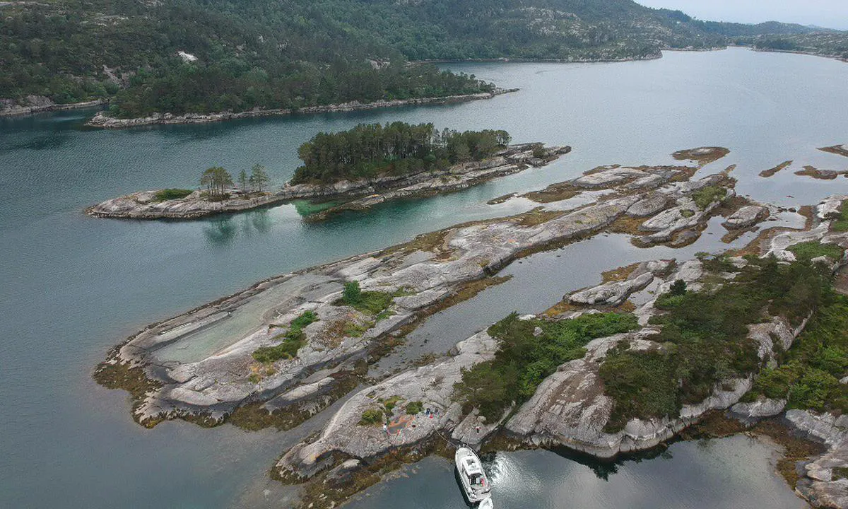 Søre Vågen sees innover. Flotte plasser ved holmene og innover.