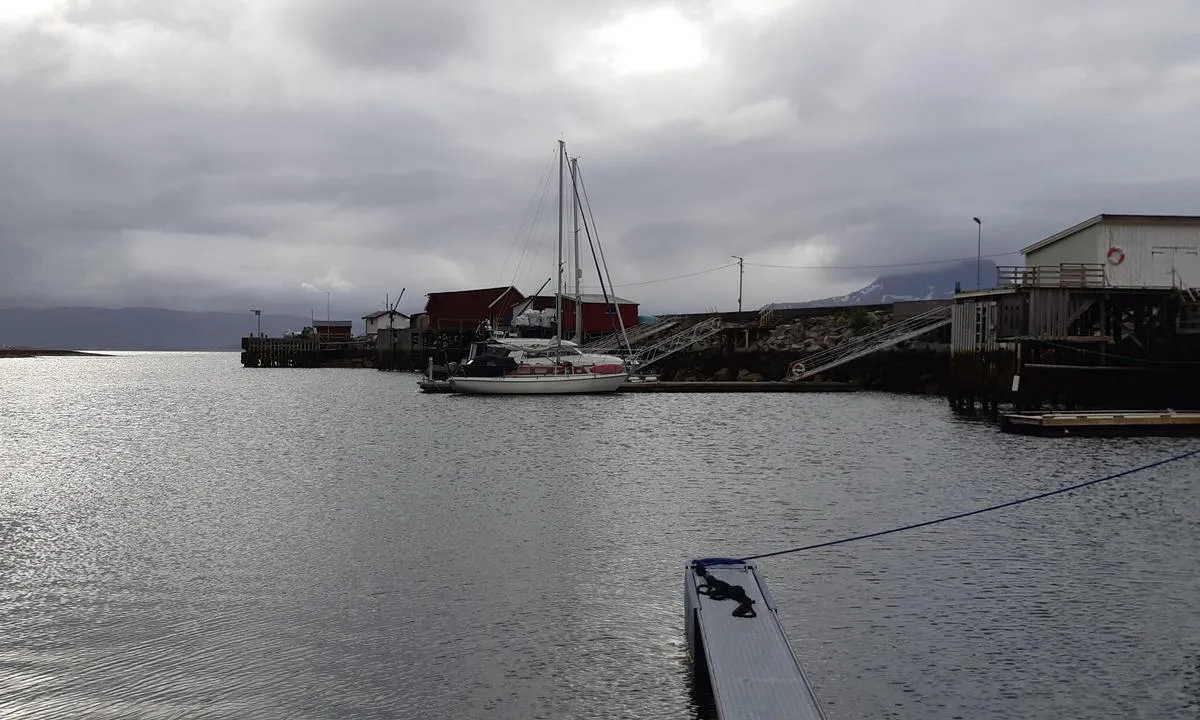 Sørfugløy: Gjestebryggen sett fra småbåtbryggen.
Lengst ute er hurtigbåtkaien med venterom (hvitt hus)