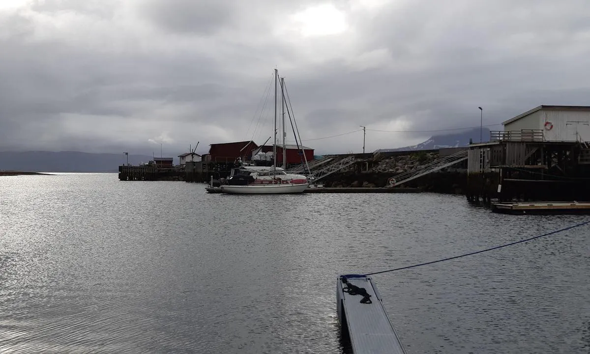 Sørfugløy: {"base": "no", "no": "Gjestebryggen sett fra sm\u00e5b\u00e5tbryggen.\r\nLengst ute er hurtigb\u00e5tkaien med venterom (hvitt hus)", "se": "G\u00e4stbryggan sedd fr\u00e5n sm\u00e5b\u00e5tsbryggan. L\u00e4ngst ut \u00e4r snabb\u00e5tspontonen med v\u00e4ntrum (vitt hus)", "en": "The guest pier seen from the small boat pier.<br>At the far end is the express boat quay with a waiting room (white house)", "da": "G\u00e6stebroen set fra sm\u00e5b\u00e5dsbroen. Yderst er der katamaranf\u00e6rgens kaj med ventesal (hvidt hus)"}