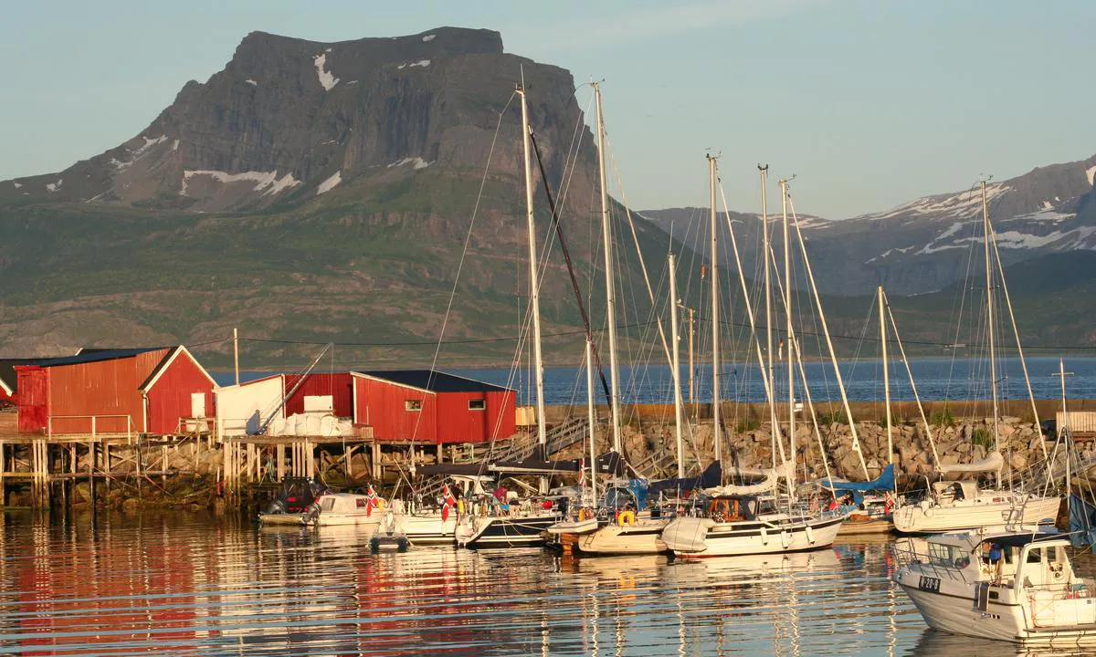 Sørfugløy: {"base": "no", "no": "Liten plass ved brygga her.\r\nMen du verden for et vakkert sted.", "se": "Liten plats vid bryggan h\u00e4r.<br>Men du v\u00e4rlden f\u00f6r ett vackert st\u00e4lle.", "en": "Limited space at the dock here. But what a beautiful place.", "da": "Lille plads ved molen her.<br>Men du godeste for et smukt sted."}
