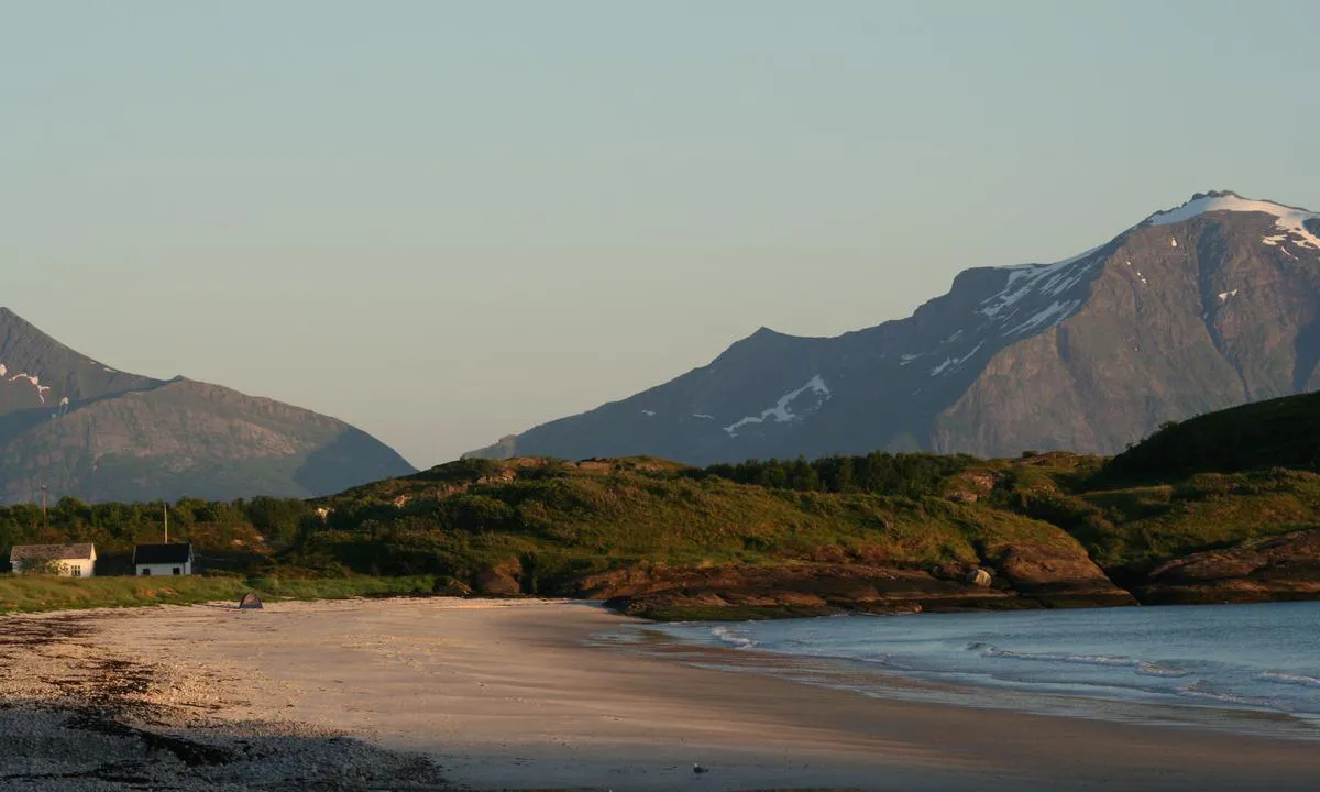 Sørfugløy: {"base": "de", "no": "Sandstrand.", "se": "Sandstrand.", "en": "Sandy beach.", "da": "Sandstrand.", "fr": "Plage de sable.", "de": "Sandstrand.", "es": "Playa de arena.", "it": "Spiaggia di sabbia.", "pt": "Praia de areia.", "nl": "Zandstrand.", "pl": "Pla\u017ca piaszczysta.", "uk": "\u041f\u0456\u0449\u0430\u043d\u0438\u0439 \u043f\u043b\u044f\u0436.", "ro": "Plaj\u0103 nisipoas\u0103.", "tr": "Kumlu plaj.", "el": "\u0391\u03bc\u03bc\u03ce\u03b4\u03b7\u03c2 \u03c0\u03b1\u03c1\u03b1\u03bb\u03af\u03b1.", "cs": "P\u00edse\u010dn\u00e1 pl\u00e1\u017e.", "hu": "Homokos strand.", "fi": "Hiekkaranta.", "bg": "\u041f\u044f\u0441\u044a\u0447\u0435\u043d \u043f\u043b\u0430\u0436.", "sr": "\u041f\u0435\u0441\u043a\u043e\u0432\u0438\u0442\u0430 \u043f\u043b\u0430\u0436\u0430.", "et": "Liivarand.", "lv": "Smil\u0161u pludmale.", "lt": "Sm\u0117lio papl\u016bdimys."}