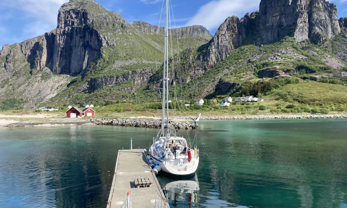 Sørfugløy: {"base": "no", "no": "Gjestebrygge 3-4m dybde.", "se": "G\u00e4stbrygga 3-4m djup.", "en": "Guest pier 3-4m depth.", "da": "G\u00e6stebro 3-4m dybde."}