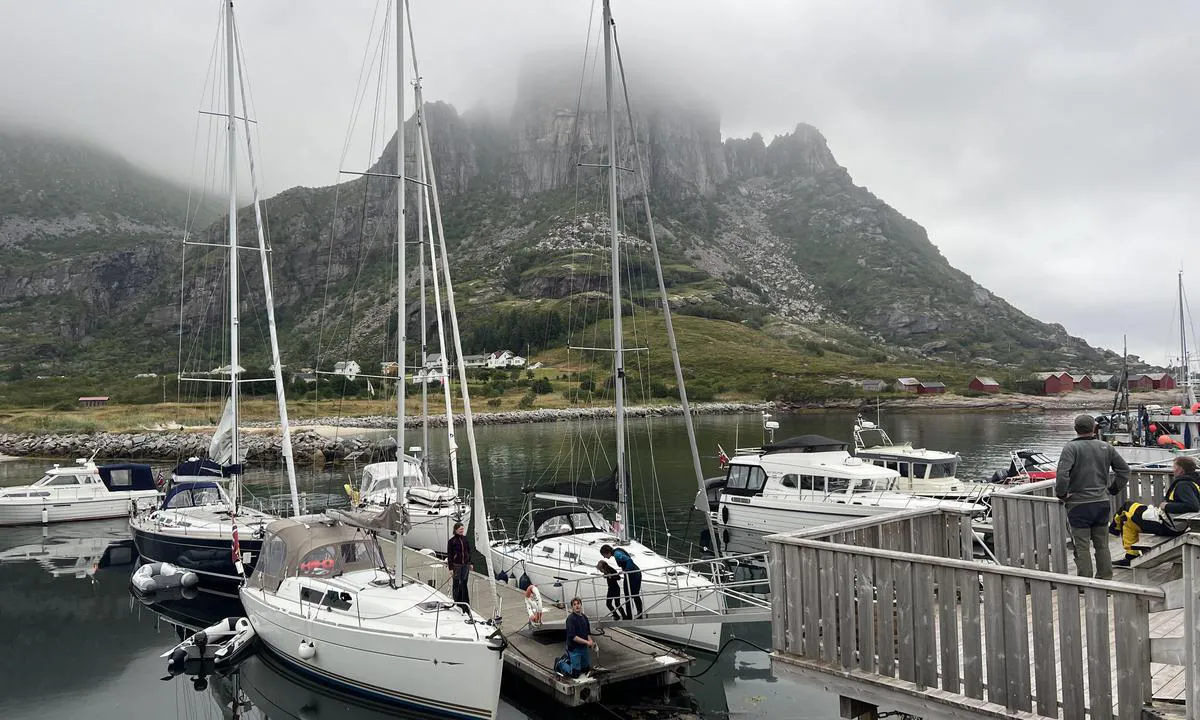 Sørfugløy: {"base": "no", "no": "Liten, lun havn. Str\u00f8m til to b\u00e5ter p\u00e5 bryggen. Ikke vann. Vi l\u00e5 to b\u00e5ter utenp\u00e5 hverandre. Nydelig \u00f8y. Vi gikk i bratta, s\u00e5 Lundefugl og Teis, badet p\u00e5 verdens lengste sandstrand. Ingen fastboende. Alle hus vakkert vedlikeholdt Virkelig verdt bes\u00f8ket.", "se": "Liten, lugn hamn. Str\u00f6m till tv\u00e5 b\u00e5tar vid bryggan. Inget vatten. Vi l\u00e5g tv\u00e5 b\u00e5tar utanp\u00e5 varandra. Underbar \u00f6. Vi gick uppf\u00f6r branten, s\u00e5g Lunnef\u00e5gel och Tobisgrissla, badade vid v\u00e4rldens l\u00e4ngsta sandstrand. Inga fastboende. Alla hus vackert underh\u00e5llna. Verkligen v\u00e4rt bes\u00f6ket.", "en": "Small, sheltered harbor. Power for two boats on the pier. No water. We were two boats moored alongside each other. Beautiful island. We hiked up the steep terrain, saw Puffins and Guillemots, and bathed on the world's longest sandy beach. No permanent residents. All houses beautifully maintained. Truly worth the visit.", "da": "Lille, lun havn. Str\u00f8m til to b\u00e5de p\u00e5 bryggen. Ingen vand. Vi l\u00e5 to b\u00e5de udenp\u00e5 hinanden. Dejlig \u00f8. Vi gik op ad bakken, s\u00e5 Lunde og Tejst, badede p\u00e5 verdens l\u00e6ngste sandstrand. Ingen fastboende. Alle huse smukt vedligeholdte. Virkelig et bes\u00f8g v\u00e6rd."}