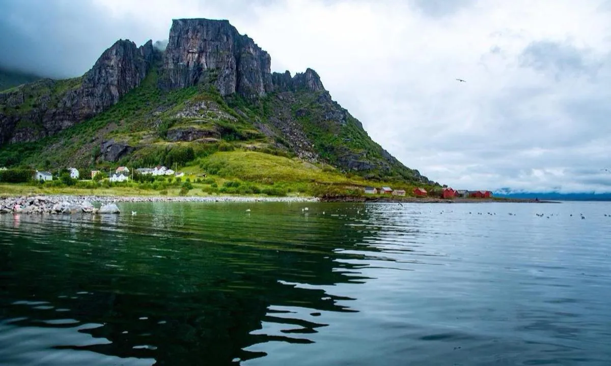 Sørfugløy: {"base": "no", "no": "Kveldsstemning p\u00e5 S\u00f8rfugl\u00f8y.", "se": "Kv\u00e4llsst\u00e4mning p\u00e5 S\u00f8rfugl\u00f8y.", "en": "Evening atmosphere at S\u00f8rfugl\u00f8y.", "da": "Aftenstemning p\u00e5 S\u00f8rfugl\u00f8y."}