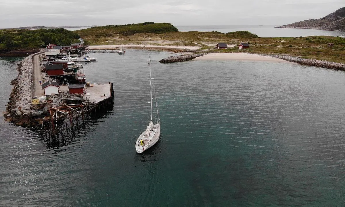 Sørfugløy: {"base": "no", "no": "Innseiling til S\u00f8rfugl\u00f8y.", "se": "Insegling till S\u00f6rfugl\u00f6.", "en": "Approach to S\u00f8rfugl\u00f8y.", "da": "Indsejling til S\u00f8rfugl\u00f8y."}