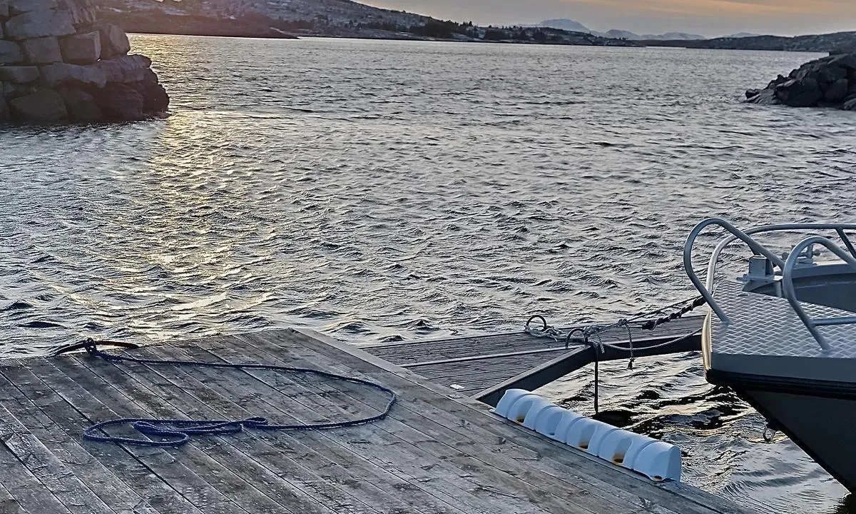 Sørgårdsvågen marina: {"base": "no", "no": "Molo\u00e5pningen sett fra gjestebrygga.", "se": "Molo\u00f6ppningen sedd fr\u00e5n g\u00e4stbryggan.", "en": "The breakwater opening seen from the guest dock.", "da": "Mole\u00e5bningen set fra g\u00e6stebroen."}
