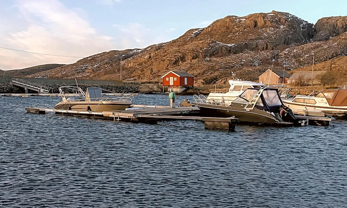 Sørgårdsvågen marina: {"base": "no", "no": "De to gjesteplassene ligger p\u00e5 enden/utsiden av denne brygga. 1,8 m dybde p\u00e5 fj\u00e6re sj\u00f8.", "se": "De tv\u00e5 g\u00e4stplatserna ligger p\u00e5 \u00e4nden/utsidan av denna brygga. 1,8 m djup vid l\u00e5gvatten.", "en": "The two guest spots are located at the end/outside of this pier. 1.8 m depth at low tide.", "da": "De to g\u00e6stepladser ligger for enden/udsiden af denne bro. 1,8 m dybde ved lavvande.", "fr": "Les deux places pour invit\u00e9s se trouvent \u00e0 l'extr\u00e9mit\u00e9/l'ext\u00e9rieur de ce quai. 1,8 m de profondeur \u00e0 mar\u00e9e basse.", "de": "Die zwei G\u00e4stepl\u00e4tze liegen am Ende/\u00e4u\u00dferen Teil dieses Stegs. 1,8 m Tiefe bei Niedrigwasser.", "es": "Los dos lugares para hu\u00e9spedes est\u00e1n situados en el extremo/exterior de este muelle. 1,8 m de profundidad en marea baja.", "it": "I due posti per gli ospiti si trovano sull'estremit\u00e0/esterno di questo molo. 1,8 m di profondit\u00e0 alla bassa marea.", "pt": "Os dois lugares para visitantes est\u00e3o no final/lado de fora deste cais. 1,8 m de profundidade na mar\u00e9 baixa.", "nl": "De twee gastenplaatsen liggen aan het einde/buitenkant van deze steiger. 1,8 m diepte bij eb.", "pl": "Dwa miejsca go\u015bcinne znajduj\u0105 si\u0119 na ko\u0144cu/na zewn\u0105trz tego pomostu. 1,8 m g\u0142\u0119boko\u015bci przy odp\u0142ywie.", "uk": "\u0414\u0432\u0430 \u043c\u0456\u0441\u0446\u044f \u0434\u043b\u044f \u0433\u043e\u0441\u0442\u0435\u0439 \u0440\u043e\u0437\u0442\u0430\u0448\u043e\u0432\u0430\u043d\u0456 \u043d\u0430 \u043a\u0456\u043d\u0446\u0456/\u0437\u043e\u0432\u043d\u0456\u0448\u043d\u044c\u043e\u043c\u0443 \u0431\u043e\u0446\u0456 \u0446\u044c\u043e\u0433\u043e \u043f\u0440\u0438\u0447\u0430\u043b\u0443. \u0413\u043b\u0438\u0431\u0438\u043d\u0430 1,8 \u043c \u043f\u0456\u0434 \u0447\u0430\u0441 \u0432\u0456\u0434\u043f\u043b\u0438\u0432\u0443.", "ro": "Cele dou\u0103 locuri pentru oaspe\u021bi se afl\u0103 la cap\u0103tul/exteriorul acestui ponton. Ad\u00e2ncime de 1,8 m la reflux.", "tr": "\u0130ki misafir yeri, bu iskele'nin sonunda/d\u0131\u015f\u0131nda yer almaktad\u0131r. Al\u00e7ak denizde derinlik 1,8 m.", "el": "\u039f\u03b9 \u03b4\u03cd\u03bf \u03b8\u03ad\u03c3\u03b5\u03b9\u03c2 \u03b5\u03bb\u03bb\u03b9\u03bc\u03b5\u03bd\u03b9\u03c3\u03bc\u03bf\u03cd \u03b5\u03c0\u03b9\u03c3\u03ba\u03b5\u03c0\u03c4\u03ce\u03bd \u03b2\u03c1\u03af\u03c3\u03ba\u03bf\u03bd\u03c4\u03b1\u03b9 \u03c3\u03c4\u03bf \u03c4\u03ad\u03bb\u03bf\u03c2/\u03b5\u03be\u03c9\u03c4\u03b5\u03c1\u03b9\u03ba\u03cc \u03b1\u03c5\u03c4\u03ae\u03c2 \u03c4\u03b7\u03c2 \u03c0\u03c1\u03bf\u03ba\u03c5\u03bc\u03b1\u03af\u03b1\u03c2. 1,8 m \u03b2\u03ac\u03b8\u03bf\u03c2 \u03ba\u03b1\u03c4\u03ac \u03c4\u03b7\u03bd \u03ac\u03bc\u03c0\u03c9\u03c4\u03b7.", "cs": "Dv\u011b m\u00edsta pro hosty se nach\u00e1zej\u00ed na konci/vn\u011bj\u0161\u00ed stran\u011b tohoto mola. 1,8 m hloubka p\u0159i odlivu.", "hu": "A k\u00e9t vend\u00e9ghely a m\u00f3l\u00f3 v\u00e9g\u00e9n/k\u00fcls\u0151 oldal\u00e1n tal\u00e1lhat\u00f3. Ap\u00e1lykor 1,8 m m\u00e9lys\u00e9g.", "fi": "Kaksi vieraspaikkaa sijaitsevat t\u00e4m\u00e4n laiturin p\u00e4\u00e4ss\u00e4/ulkopuolella. 1,8 m syvyys alavedell\u00e4.", "bg": "\u0414\u0432\u0435\u0442\u0435 \u0433\u043e\u0441\u0442\u0443\u0432\u0430\u0449\u0438 \u043c\u0435\u0441\u0442\u0430 \u0441\u0430 \u0440\u0430\u0437\u043f\u043e\u043b\u043e\u0436\u0435\u043d\u0438 \u0432 \u043a\u0440\u0430\u044f/\u043e\u0442\u0432\u044a\u043d \u043d\u0430 \u0442\u043e\u0437\u0438 \u043a\u0435\u0439. 1,8 \u043c \u0434\u044a\u043b\u0431\u043e\u0447\u0438\u043d\u0430 \u043f\u0440\u0438 \u043e\u0442\u043b\u0438\u0432.", "sr": "Dva mesta za goste nalaze se na kraju/spolja\u0161njoj strani ovog mola. Dubina je 1,8 m pri oseki.", "et": "Kaks k\u00fclalisplatsi asuvad selle kai otsas/v\u00e4lisk\u00fcljel. 1,8 m s\u00fcgavus m\u00f5\u00f5na ajal.", "lv": "Abas viesu vietas atrodas uz \u0161\u012bs piest\u0101tnes gala/\u0101r\u0113j\u0101s puses. 1,8 m dzi\u013cums b\u0113guma laik\u0101.", "lt": "Dvi sve\u010di\u0173 vietos yra ant \u0161io prieplaukos galo/i\u0161or\u0117s. 1,8 m gylis prie \u017eemo vandens lygio."}