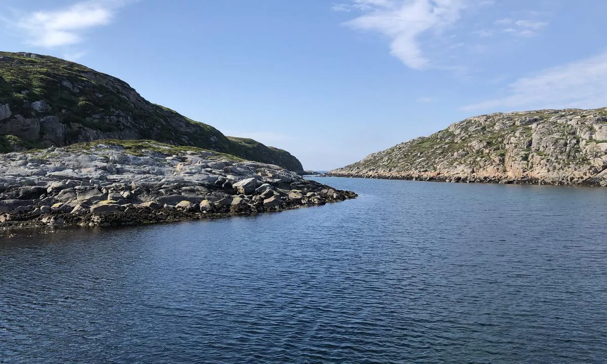 Sørøyan - Flatholmen: {"base": "no", "no": "Det er flere \u00f8yer og bukter hvor man kan ankre opp p\u00e5 sandbunn og dybder inntil 10 meter.", "se": "Det finns flera \u00f6ar och vikar d\u00e4r man kan ankra upp p\u00e5 sandbotten och djup upp till 10 meter.", "en": "There are several islands and bays where you can anchor on a sandy bottom with depths up to 10 meters.", "da": "Der er flere \u00f8er og bugter, hvor man kan ankre op p\u00e5 sandbund og dybder indtil 10 meter."}