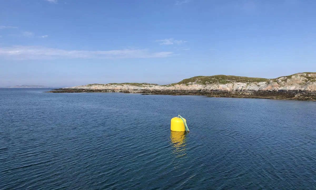 Sørøyan - Flatholmen: Der sjøkartene markerer ankringsplass ligger det en stor og solig bøye. Usikkert hvem som har lagt den ut og hvordan den brukes, så du bør ikke anta at den er til fri bruk.