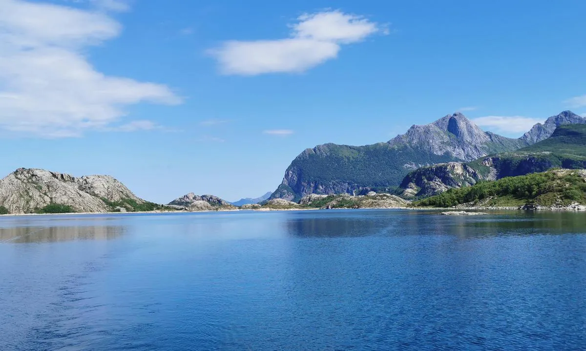 Sørskot / Geitøya: {"base": "en", "no": "beskyttet ankringsplass for mange b\u00e5ter, ingen hus", "se": "skyddad ankringsplats f\u00f6r m\u00e5nga b\u00e5tar, inga hus", "en": "protected anchorage for many boats, no houses", "da": "beskyttet ankerplads til mange b\u00e5de, ingen huse"}