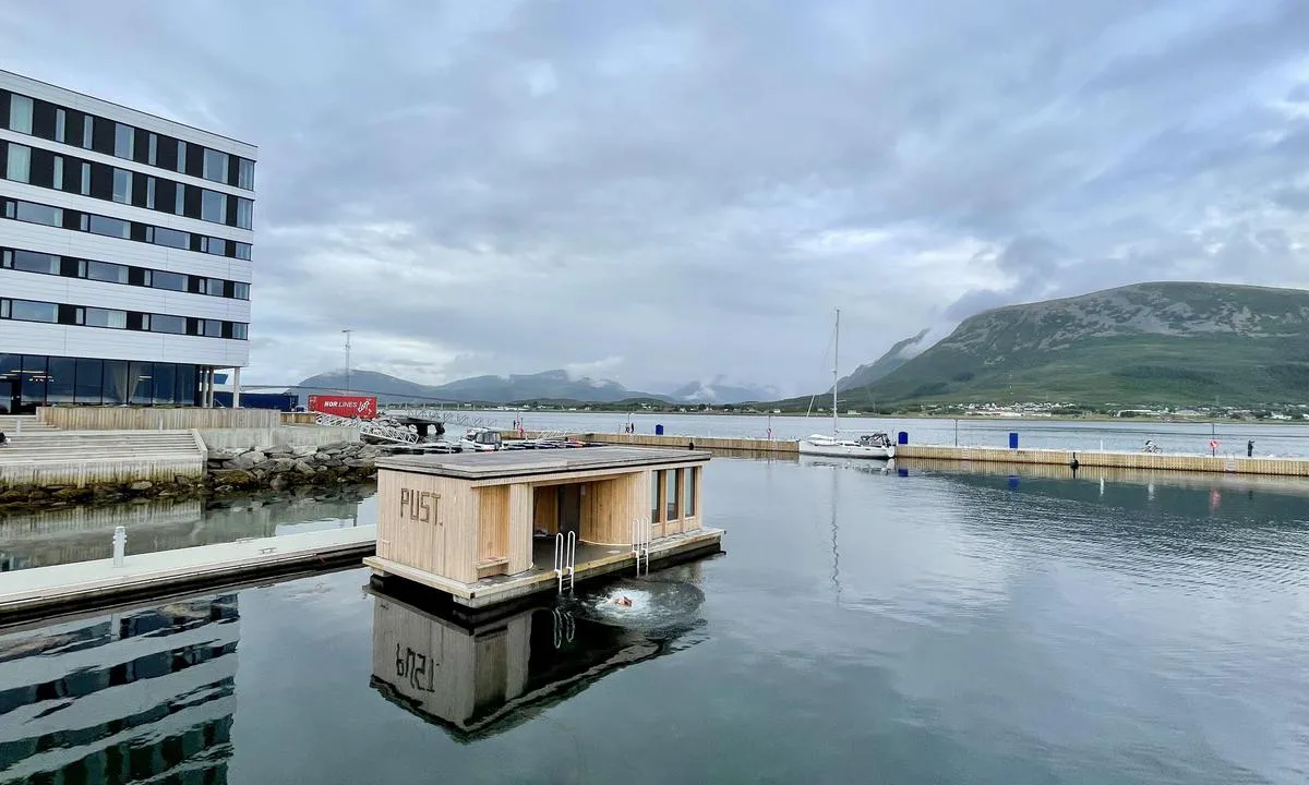 {"base": "no", "no": "Ligger ved Scandic hotell sentralt i sentrum av Sortland.", "se": "Ligger vid Scandic hotell centralt i centrum av Sortland.", "en": "Located at the Scandic Hotel centrally in the center of Sortland.", "da": "Ligger ved Scandic hotel centralt i centrum af Sortland."}