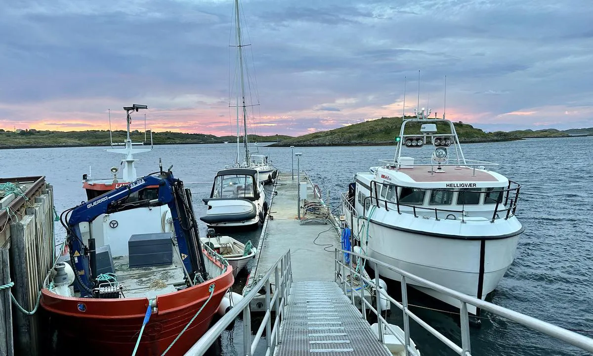Sørvær - Helligvær: {"base": "no", "no": "Skyssb\u00e5t fast plass inne til h\u00f8yre.", "se": "F\u00e4rjeb\u00e5t fast plats inne till h\u00f6ger.", "en": "Shuttle boat fixed berth inside to the right.", "da": "Taxib\u00e5d fast plads inde til h\u00f8jre."}