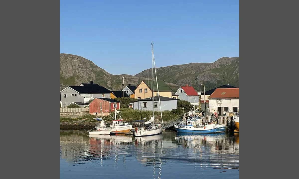 Sørvær: {"base": "no", "no": "Der det pleier \u00e5 ligge seilb\u00e5ter!", "se": "D\u00e4r det brukar ligga segelb\u00e5tar!", "en": "Where the sailboats usually moor!", "da": "Der, hvor sejlb\u00e5de normalt ligger til!"}