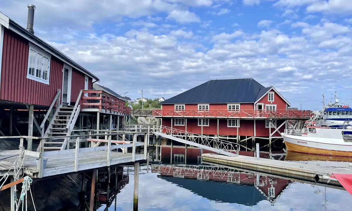 Sørvågen: {"base": "no", "no": "Direkte tilgang til Restauranten Maren Anna, som har godt rykte for god mat.", "se": "Direkt tillg\u00e5ng till Restaurangen Maren Anna, som har gott rykte f\u00f6r god mat.", "en": "Direct access to the restaurant Maren Anna, which has a good reputation for good food.", "da": "Direkte adgang til Restauranten Maren Anna, som har et godt ry for god mad."}