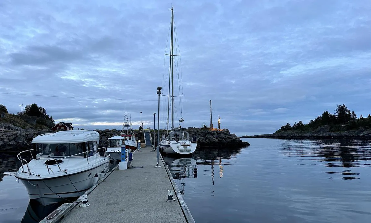 Sørvågen - Moskenes: Flytebrygga har god dybde helt inn til moloen.