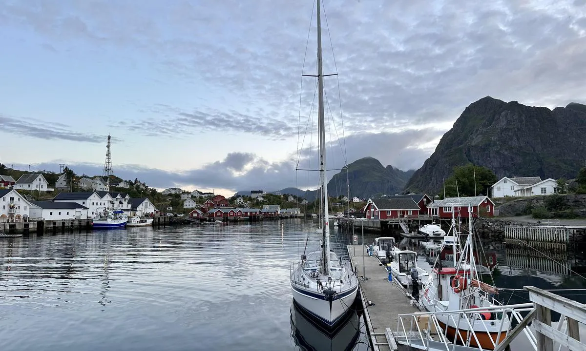 Sørvågen - Moskenes: Litt utsatt for dønninger fra havet utenfor. Dybde 6m. Kommunal brygge.