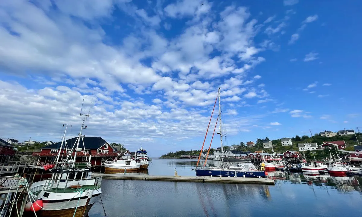 Sørvågen: Nesten helt innerst ligger ei flytebrygge på ca 30m. Strøm og vann. Kr 150 uten strøm, kr 200 med strøm