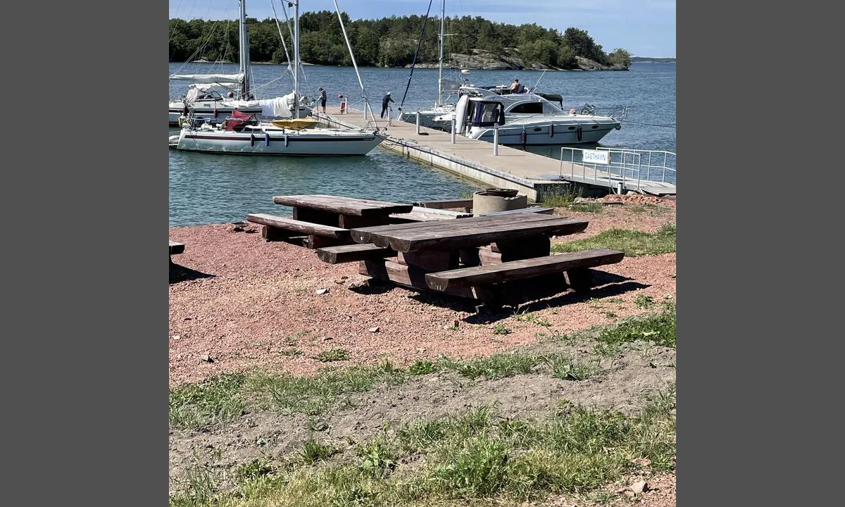 Sottunga: {"base": "en", "no": "Ponton for seilb\u00e5ter, fort\u00f8yningsb\u00f8yer tilgjengelig. Det er en annen ponton for motorb\u00e5ter", "se": "Pontong f\u00f6r segelb\u00e5tar, bojar tillg\u00e4ngliga. Det finns en annan pontong f\u00f6r motorb\u00e5tar", "en": "Pontoon for sailing boats, Bojs available. There is another pontoon more for motor boats", "da": "Pontons for sejlb\u00e5de, b\u00f8jer tilg\u00e6ngelige. Der er en anden ponton mere til motorb\u00e5de"}
