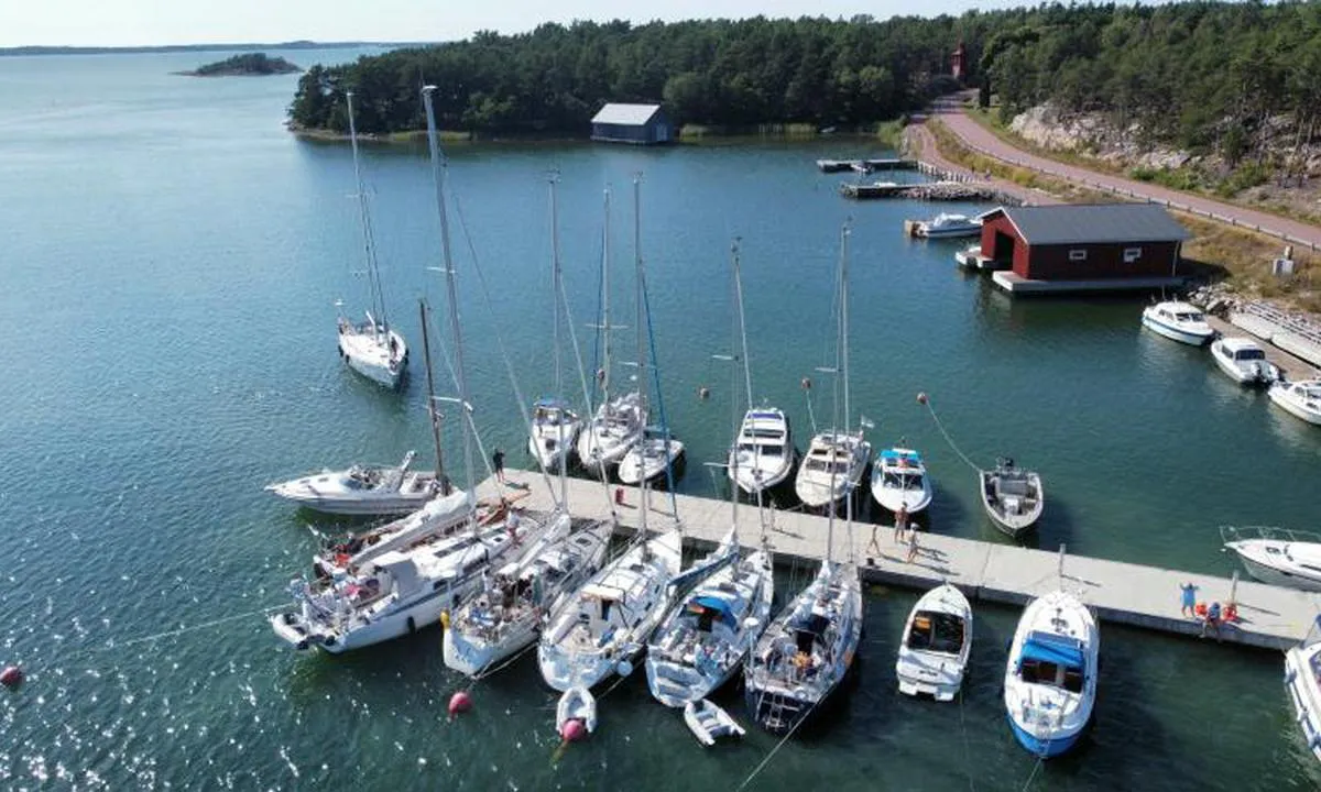 {"base": "fi", "no": "Sottunga Marina", "se": "Sottunga Marina", "en": "Sottunga Marina", "da": "Sottunga Marina", "fr": "Sottunga Marina", "de": "Sottunga Marina", "es": "Sottunga Marina", "it": "Marina di Sottunga", "pt": "Marina de Sottunga", "nl": "Sottunga Marina", "pl": "Marina Sottunga", "uk": "\u041c\u0430\u0440\u0438\u043d\u0430 \u0421\u043e\u0442\u0442\u0443\u043d\u0433\u0430", "ro": "Marina Sottunga", "tr": "Sottunga Marina", "el": "\u039c\u03b1\u03c1\u03af\u03bd\u03b1 Sottunga", "cs": "P\u0159\u00edstav Sottunga", "hu": "Sottunga Marina", "fi": "Sottunga Marina", "bg": "\u041c\u0430\u0440\u0438\u043d\u0430 \u0421\u043e\u0442\u0443\u043d\u0430\u0433\u0430", "sr": "\u041c\u0430\u0440\u0438\u043d\u0430 \u0421\u043e\u0442\u0442\u0443\u043d\u0433\u0430", "et": "Sottunga Marina", "lv": "Sottunga Marina", "lt": "Sottungos Marina"}