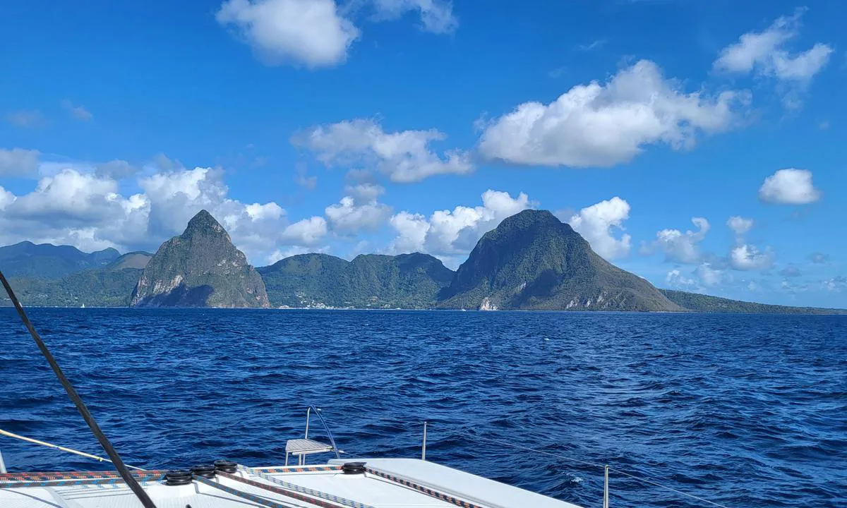 {"base": "en", "no": "de velkjente Pitonene viser deg veien inn til Soufriere-bukten.", "se": "v\u00e4lbekanta Pitons visar dig v\u00e4gen in i Soufriere Bay.", "en": "well know Pitons show you the way into Soufriere Bay.", "da": "de velkendte Pitons viser dig vejen ind i Soufriere-bugten."}