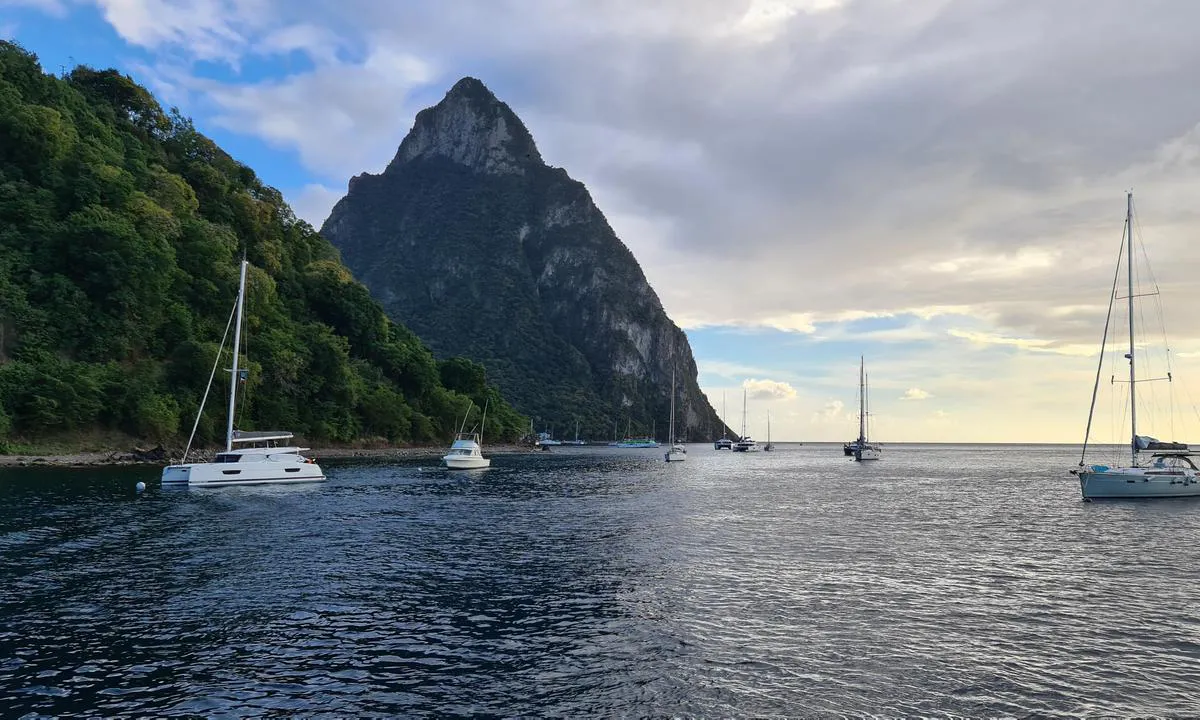 Soufriere Bay: {"base": "en", "no": "utsikt til Malgretout-stranden og ankring, Petit Piton i bakgrunnen", "se": "utsikt mot Malgretout Beach och ankring, Petit Piton i bakgrunden", "en": "view to Malgretout Beach and anchoring, Petit Piton in the background", "da": "udsigt til Malgretout Strand og ankerplads, Petit Piton i baggrunden"}