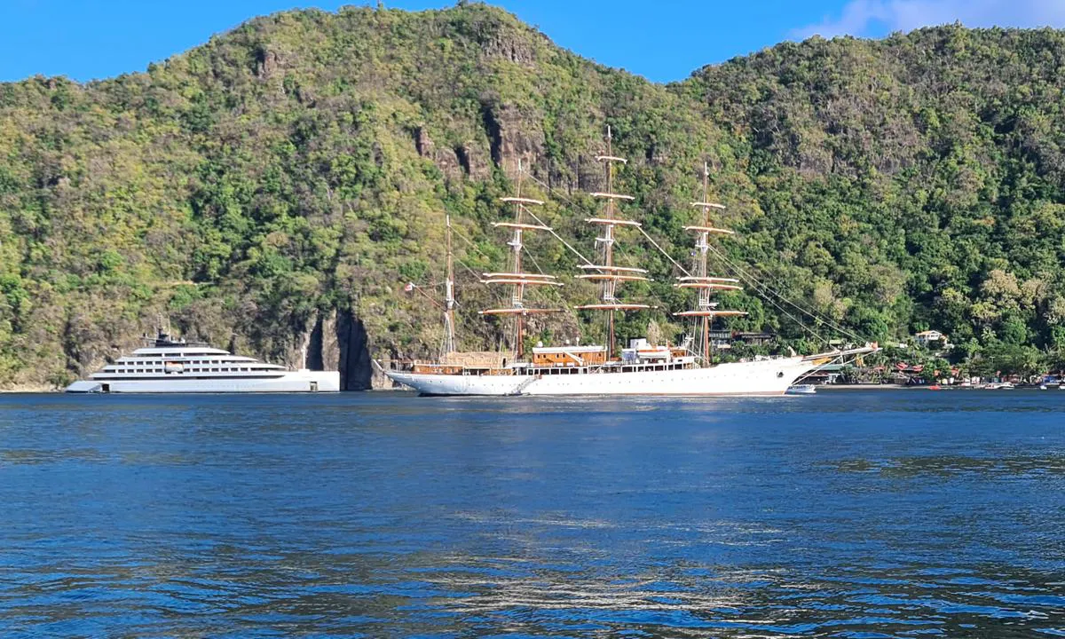 {"base": "en", "no": "i Soufriere fort\u00f8yer mange sm\u00e5 og mellomstore cruiseskip.", "se": "i Soufriere l\u00e4gger m\u00e5nga sm\u00e5 och medelstora kryssningsfartyg till.", "en": "in Soufriere a lot of small and mid size cruising ships moore.", "da": "i Soufriere fort\u00f8jer mange sm\u00e5 og mellemstore krydstogtskibe."}