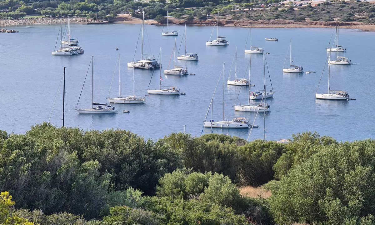 Sounio Bay: {"base": "en", "no": "utsikt ned til ankringsplassen", "se": "utsikt ner till ankringsplatsen", "en": "view down to the anchorage", "da": "udsigt ned til ankerpladsen", "fr": "vue vers le mouillage", "de": "Blick hinunter auf den Ankerplatz", "es": "vista hacia la rada", "it": "vista sull'ancoraggio", "pt": "vista para a \u00e1rea de fundeio", "nl": "uitzicht naar de ankerplaats", "pl": "widok na kotwicowisko", "uk": "\u0432\u0438\u0434 \u043d\u0430 \u044f\u043a\u0456\u0440\u043d\u0443 \u0441\u0442\u043e\u044f\u043d\u043a\u0443", "ro": "vedere spre locul de ancorare", "tr": "demirleme yerine bak\u0131\u015f", "el": "\u03b8\u03ad\u03b1 \u03c0\u03c1\u03bf\u03c2 \u03c4\u03b7\u03bd \u03b1\u03b3\u03ba\u03c5\u03c1\u03bf\u03b2\u03cc\u03bb\u03b7\u03c3\u03b7", "cs": "v\u00fdhled dol\u016f k kotvi\u0161ti", "hu": "kil\u00e1t\u00e1s a horgonyz\u00f3helyre", "fi": "n\u00e4kym\u00e4 ankkuripaikalle", "bg": "\u0438\u0437\u0433\u043b\u0435\u0434 \u043a\u044a\u043c \u043a\u043e\u0442\u0432\u0435\u043d\u0430\u0442\u0430 \u0441\u0442\u043e\u044f\u043d\u043a\u0430", "sr": "pogled ka sidri\u0161tu", "et": "vaade alla ankrupaika", "lv": "skats uz enkurnovietni", "lt": "vaizdas \u012f inkaravimo viet\u0105"}