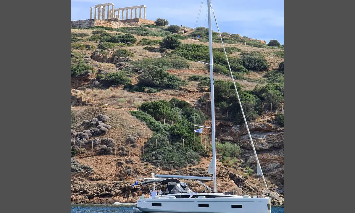 Sounio Bay: {"base": "en", "no": "utsikt til Apollo-tempelet, et flott landemerke for navigasjon", "se": "utsikt \u00f6ver Apollontemplet, ett stort landm\u00e4rke f\u00f6r navigering", "en": "view to the Apollo Tempel, great landmark for navigation", "da": "udsigt til Apollo-templet, et fantastisk landem\u00e6rke for navigation", "fr": "vue sur le temple d'Apollon, grand rep\u00e8re pour la navigation", "de": "Blick auf den Apollo-Tempel, gro\u00dfartiges Seezeichen f\u00fcr die Navigation", "es": "vista al Templo de Apolo, gran referencia para la navegaci\u00f3n", "it": "vista sul Tempio di Apollo, grande punto di riferimento per la navigazione", "pt": "vista para o Templo de Apolo, grande marco para navega\u00e7\u00e3o", "nl": "uitzicht op de Apollo-tempel, een groot herkenningspunt voor de navigatie", "pl": "widok na \u015awi\u0105tyni\u0119 Apolla, \u015bwietny punkt orientacyjny dla nawigacji", "uk": "\u0432\u0438\u0434 \u043d\u0430 \u0425\u0440\u0430\u043c \u0410\u043f\u043e\u043b\u043b\u043e\u043d\u0430, \u0447\u0443\u0434\u043e\u0432\u0438\u0439 \u043e\u0440\u0456\u0454\u043d\u0442\u0438\u0440 \u0434\u043b\u044f \u043d\u0430\u0432\u0456\u0433\u0430\u0446\u0456\u0457", "ro": "vedere spre Templul Apollo, un reper important pentru naviga\u021bie", "tr": "Apollo Tap\u0131na\u011f\u0131'na bak\u0131\u015f, seyir i\u00e7in b\u00fcy\u00fck bir d\u00f6n\u00fcm noktas\u0131", "el": "\u03b8\u03ad\u03b1 \u03c3\u03c4\u03bf\u03bd \u039d\u03b1\u03cc \u03c4\u03bf\u03c5 \u0391\u03c0\u03cc\u03bb\u03bb\u03c9\u03bd\u03b1, \u03b5\u03be\u03b1\u03b9\u03c1\u03b5\u03c4\u03b9\u03ba\u03cc \u03c3\u03b7\u03bc\u03b5\u03af\u03bf \u03b1\u03bd\u03b1\u03c6\u03bf\u03c1\u03ac\u03c2 \u03b3\u03b9\u03b1 \u03c4\u03b7\u03bd \u03c0\u03bb\u03bf\u03ae\u03b3\u03b7\u03c3\u03b7", "cs": "pohled na Apoll\u00f3n\u016fv chr\u00e1m, v\u00fdborn\u00fd orienta\u010dn\u00ed bod pro navigaci", "hu": "kil\u00e1t\u00e1s az Apoll\u00f3 templomra, nagyszer\u0171 t\u00e1j\u00e9koz\u00f3d\u00e1si pont a haj\u00f3z\u00e1shoz", "fi": "n\u00e4k\u00f6ala Apollon temppeliin, upea maamerkki navigointiin", "bg": "\u0438\u0437\u0433\u043b\u0435\u0434 \u043a\u044a\u043c \u0445\u0440\u0430\u043c\u0430 \u043d\u0430 \u0410\u043f\u043e\u043b\u043e\u043d, \u0433\u043e\u043b\u044f\u043c\u0430 \u0437\u0430\u0431\u0435\u043b\u0435\u0436\u0438\u0442\u0435\u043b\u043d\u043e\u0441\u0442 \u0437\u0430 \u043d\u0430\u0432\u0438\u0433\u0430\u0446\u0438\u044f", "sr": "pogled na Apolonov hram, odli\u010dna orijentacija za navigaciju", "et": "vaade Apollo templile, suurep\u00e4rane maam\u00e4rk navigeerimiseks", "lv": "skats uz Apollo templi, lielisks orientieris navig\u0101cijai", "lt": "vaizdas \u012f Apollo \u0161ventykl\u0105, puikus orientyras navigacijai"}