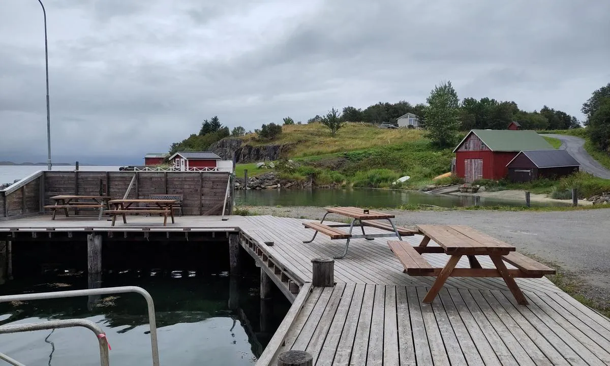 Søvik: Nice places to sit and a tiny beach just by.