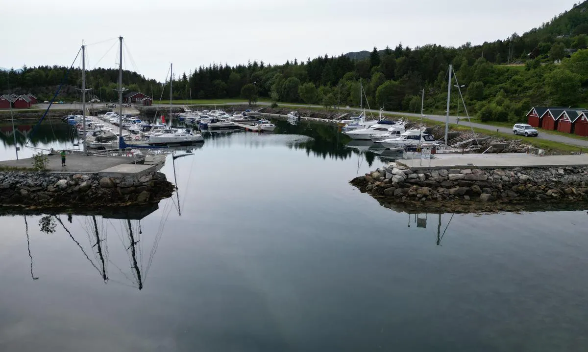 Søvik og Gamlem Småbåtlag: {"base": "no", "no": "Dronebilde - innseiling 2023.", "se": "Dr\u00f6narbild - insegling 2023.", "en": "Drone Image - Approach 2023.", "da": "Dronebillede - indsejling 2023."}
