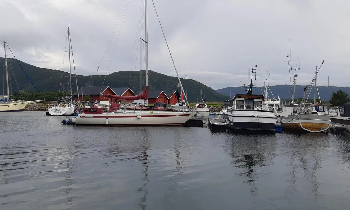 Søvik og Gamlem Småbåtlag: Gjestebrygge på enden av pir midt i havnen, med god dybde.