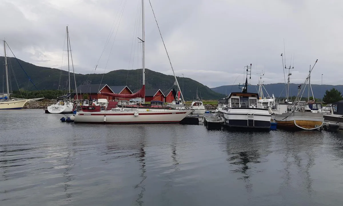 Søvik og Gamlem Småbåtlag: {"base": "no", "no": "Gjestebrygge p\u00e5 enden av pir midt i havnen, med god dybde.", "se": "G\u00e4stbrygga p\u00e5 \u00e4nden av piren mitt i hamnen, med bra djup.", "en": "Guest pier at the end of the jetty in the middle of the harbor, with good depth.", "da": "G\u00e6stebro p\u00e5 enden af molen midt i havnen, med god dybde."}