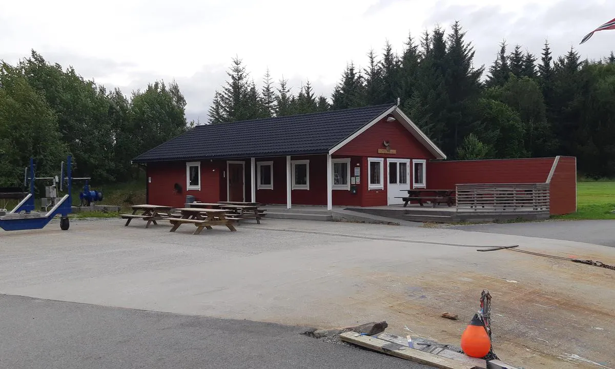 Søvik og Gamlem Småbåtlag: {"base": "se", "no": "Servicebyggning.", "se": "Servicebygg.", "en": "Service building.", "da": "Servicebygning"}