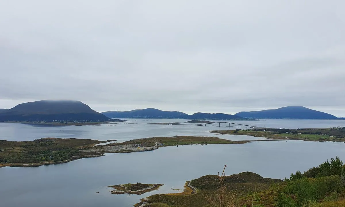 Søvik og Gamlem Småbåtlag: {"base": "no", "no": "Ter\u00f8yfjellet mot den nye Nord\u00f8yveien/Leps\u00f8ybroa.", "se": "Ter\u00f8yfjellet mot den nya Nord\u00f8yveien/Leps\u00f8ybron.", "en": "Ter\u00f8yfjellet towards the new Nord\u00f8yveien/Leps\u00f8y Bridge.", "da": "Ter\u00f8yfjellet mod den nye Nord\u00f8yvejen/Leps\u00f8ybroen."}