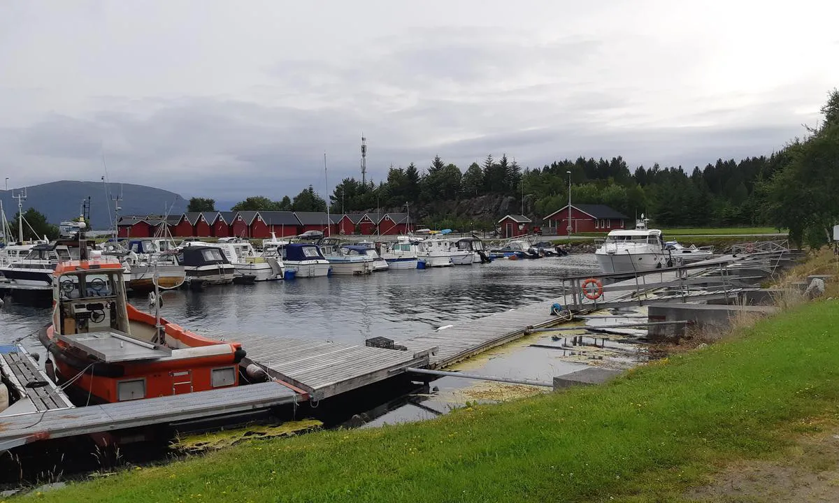 Søvik og Gamlem Småbåtlag: {"base": "no", "no": "Bjestebrygge ved land.", "se": "Bjestebrygga vid land.", "en": "Jetty by the shore.", "da": "Bjestebrygge ved land."}