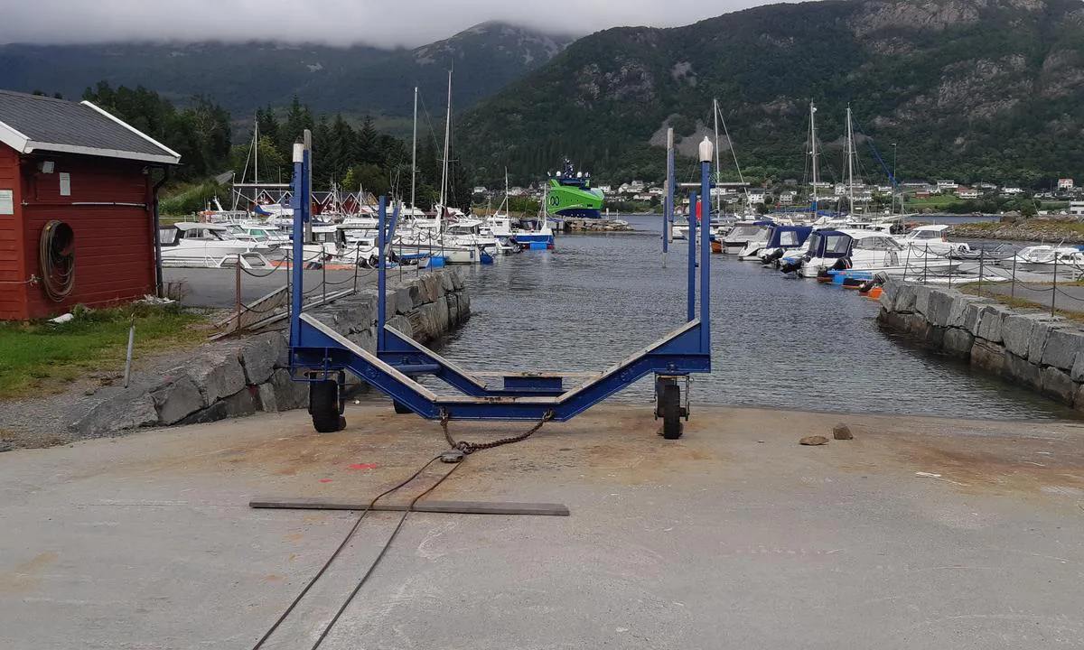 Søvik og Gamlem Småbåtlag: {"base": "no", "no": "Slipp med vogn.", "se": "Slip med vagn.", "en": "Slipway with a cart.", "da": "Sl\u00e6bested med vogn."}