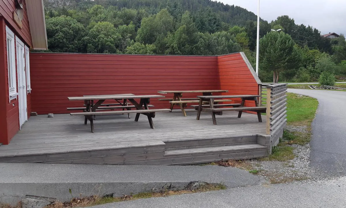 Søvik og Gamlem Småbåtlag: {"base": "no", "no": "Benker og bord i tilknytning til servicbygg.", "se": "B\u00e4nkar och bord i anslutning till servicebyggnaden.", "en": "Benches and tables adjacent to the service building.", "da": "B\u00e6nke og borde i tilknytning til servicebygning."}