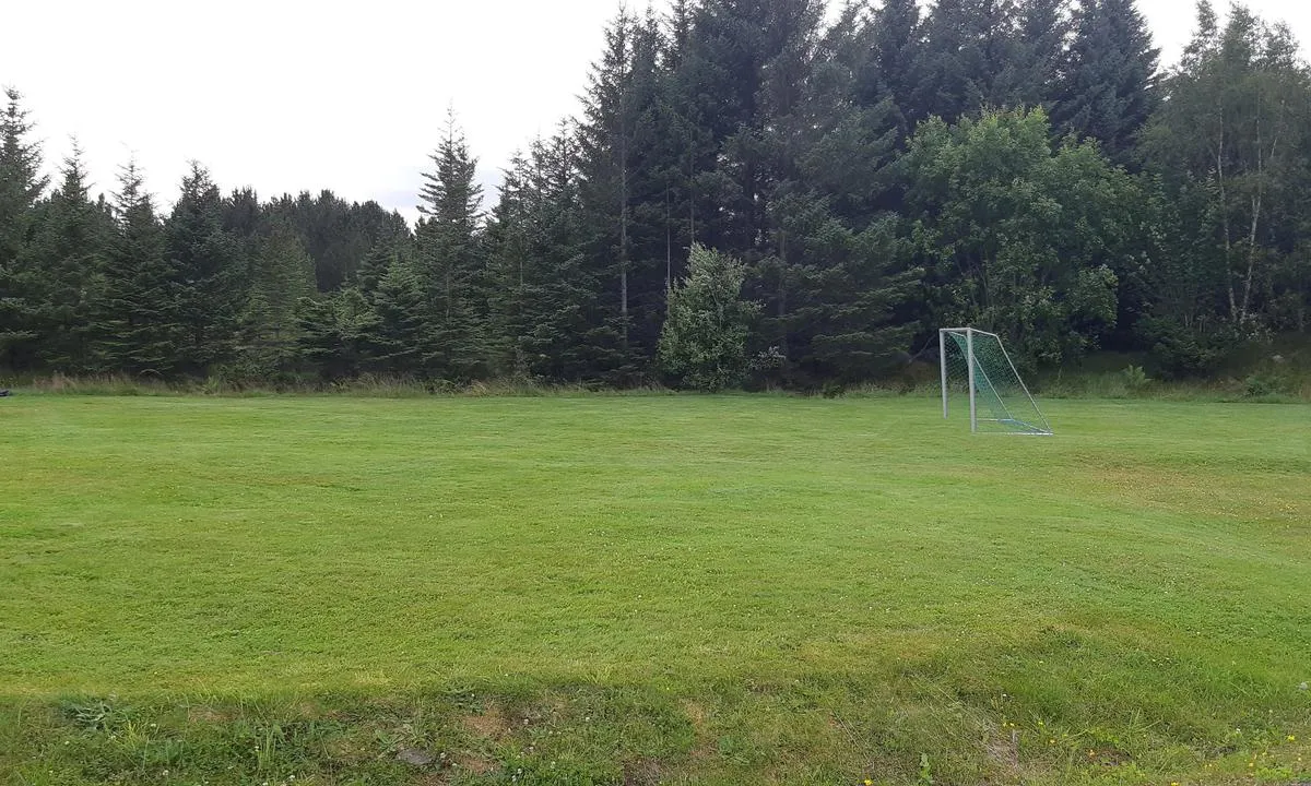 Søvik og Gamlem Småbåtlag: {"base": "no", "no": "Fotballm\u00e5l p\u00e5 en fin plen.", "se": "Fotbollsm\u00e5l p\u00e5 en fin gr\u00e4smatta.", "en": "Soccer goals on a nice lawn.", "da": "Fodboldm\u00e5l p\u00e5 en fin pl\u00e6ne."}